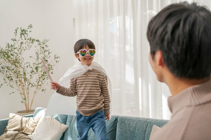 実際と異なる設定で遊ぶことで育まれる力も（画像：イメージ）