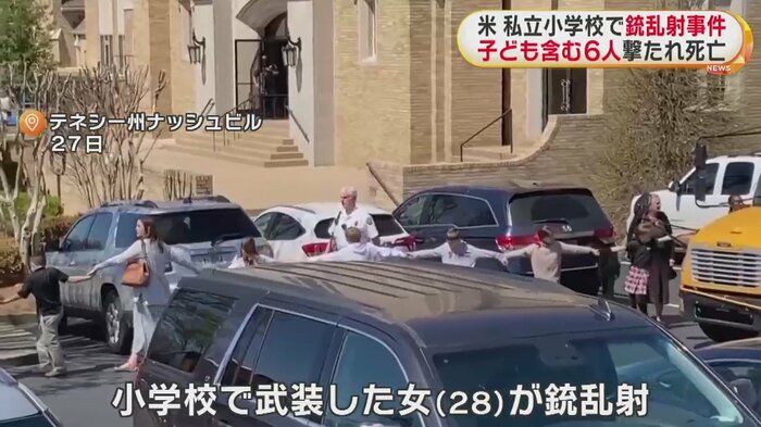子供らが互いにてをつないでいる