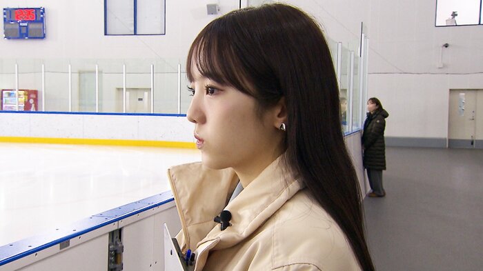 リンクで練習する選手らを見つめる本田