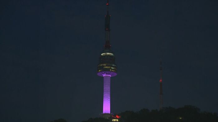 BTSのイメージカラーの紫色にライトアップされたソウルタワー
