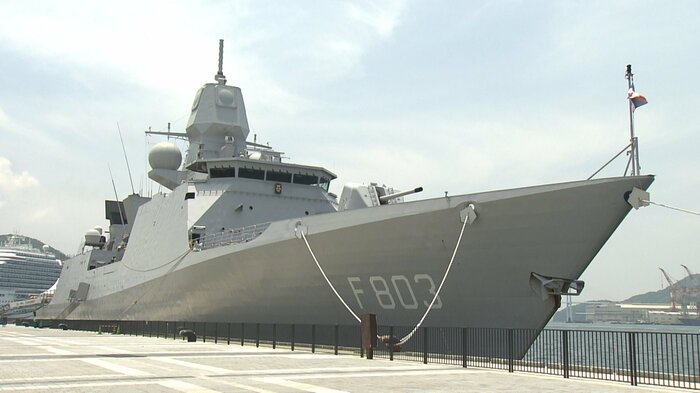 長崎港出島岸壁に着岸したオランダ海軍フリゲート「トロンプ」(6月13日撮影)
