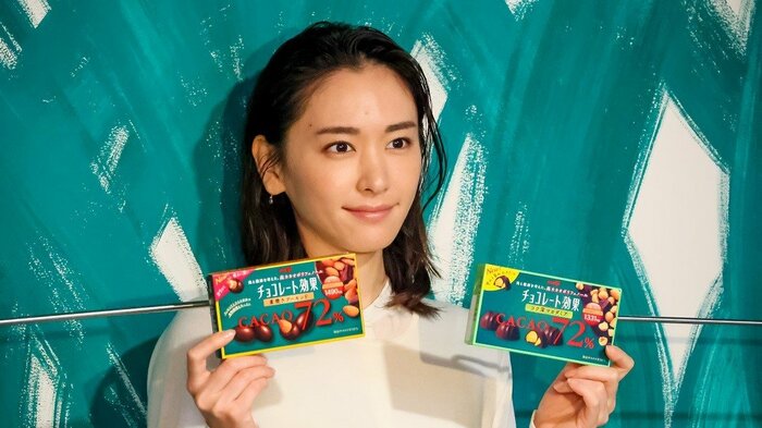 カメラマンの要望に微笑む新垣結衣さん