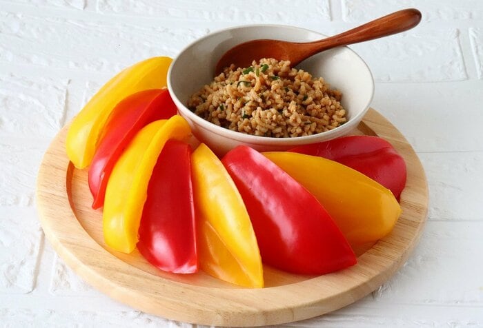 ビタミンＣ豊富なパプリカは、生のまま肉味噌炒めを添えて