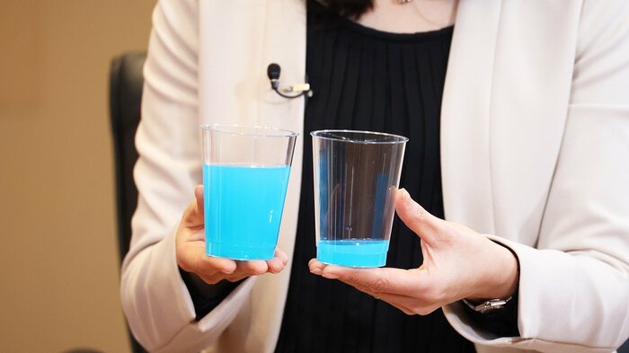 水色の水は経血を模したもの。それぞれのカップには140ml(左)と20ml(右)が入っている