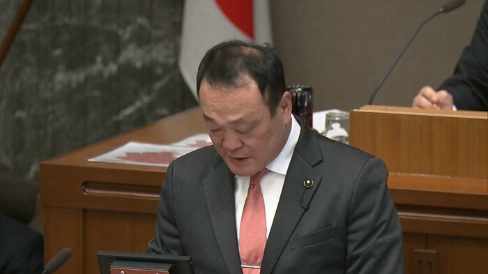 代表質問を行う河原崎議員(2月27日)