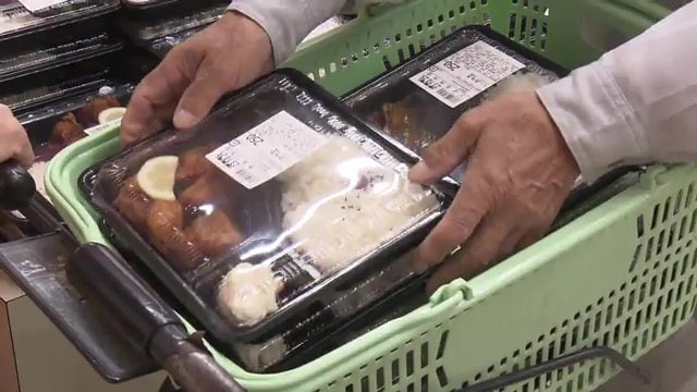 買い物カゴいっぱいに250円弁当
