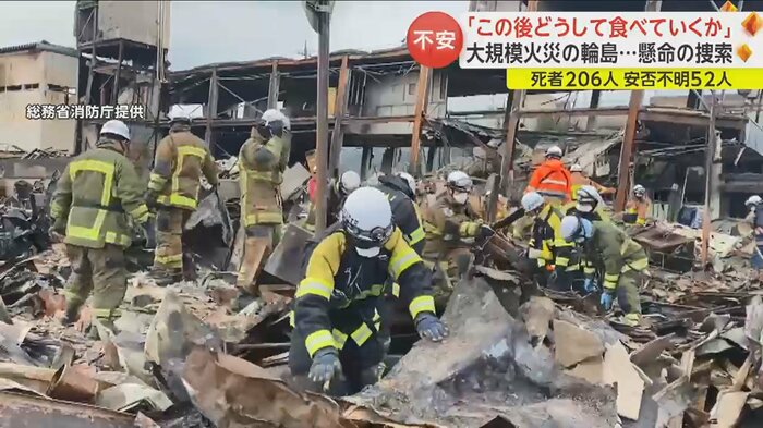 手作業でがれきを撤去する消防隊員たち
