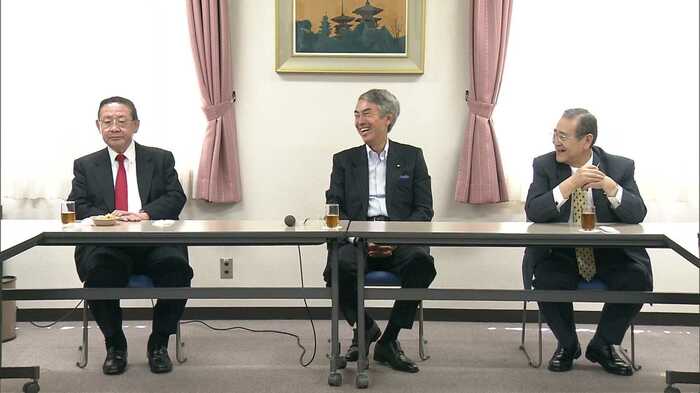 石原派の会合に出席する山崎拓氏