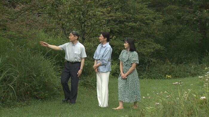 那須御用邸を散策される天皇ご一家