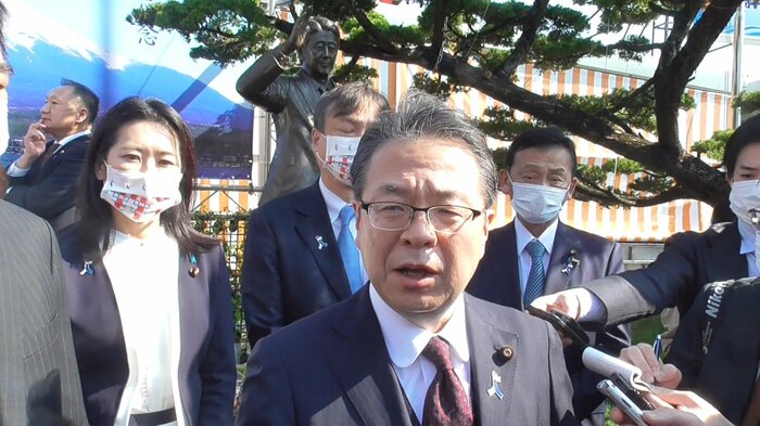 世耕氏は、安倍氏の銅像をみて「今にも話し出しそうな顔をされている」などと話した
