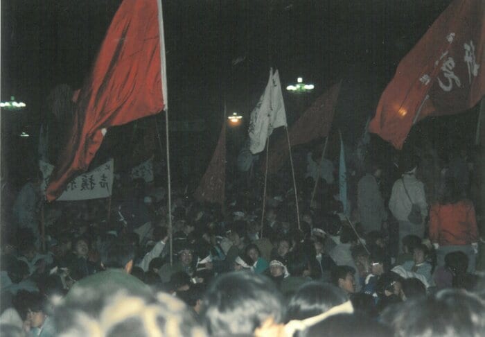 夜になっても天安門広場には多くの市民が集まっていた 1989年5月下旬
