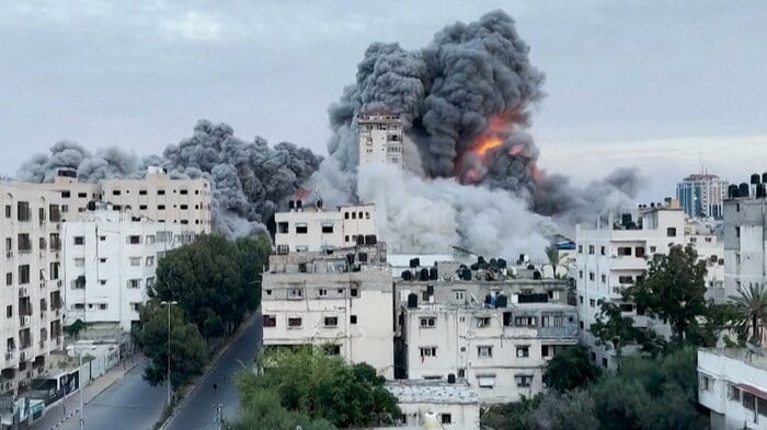 イスラエル軍の攻撃を受けたガザの建物(10月7日)