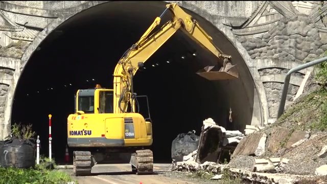 トンネル入り口付近で土砂を撤去する作業（大野市内31日午前9時半頃撮影）