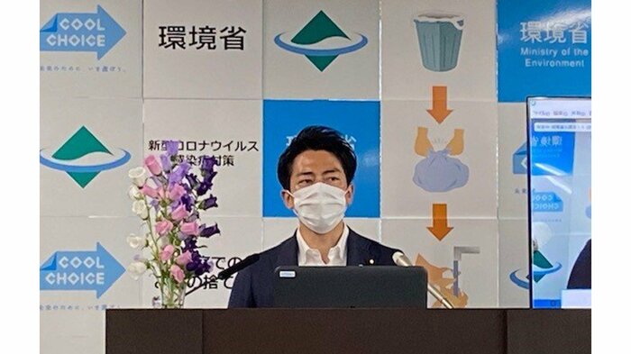 小泉環境相は、テイクアウト容器などの脱プラスチックに意欲を示した