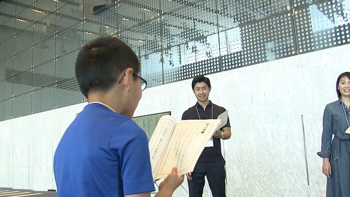 早口言葉にチャレンジする男の子