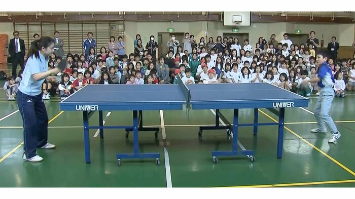 当時8歳の張本智和選手とラリーする福原愛さん