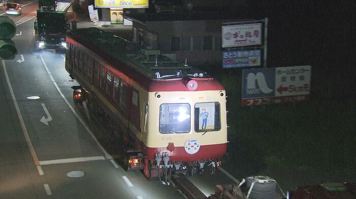 「赤ガエル」車両が移動開始(5月24日)
