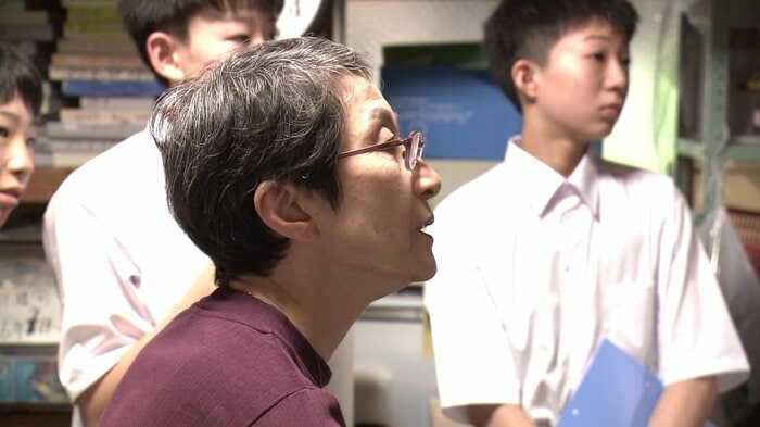 見学に訪れた中学生に現状を訴えるフードバンクあきたの林多実代表理事