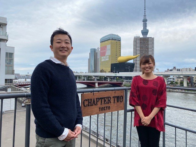隅田川沿いのゲストハウス「Chapter Two」を経営する上田拓明さんと恵利加さんご夫婦