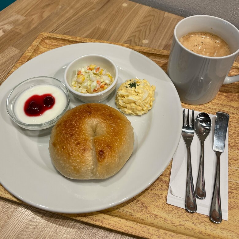 オリジナルの“あんバター”も…名古屋市熱田区『キャッツベーグルカフェ』ビッグパフェで人気の店の新業態｜FNNプライムオンライン