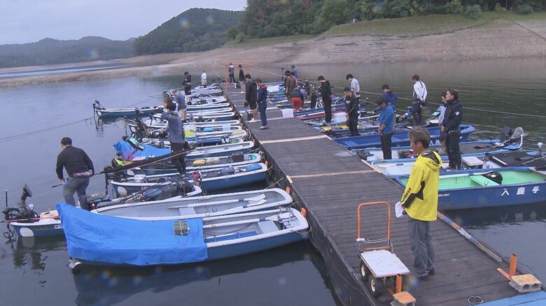 県外からの釣り人も…自衛隊機が墜落した池で貸しボート店の営業が再開 ボート約100隻が出てブラックバス釣り楽しむ｜FNNプライムオンライン