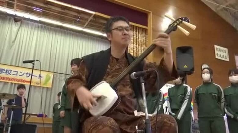 津軽三味線コンサート中学校で開催　世界大会3連覇の音色を堪能　岩手県久慈市｜FNNプライムオンライン