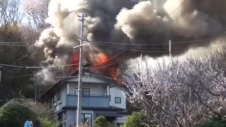 住宅1棟全焼　男性を病院搬送　複数の住宅に延焼　岩手県盛岡市｜FNNプライムオンライン