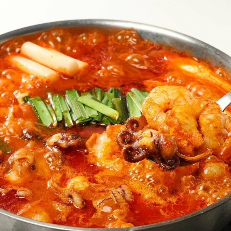 シメは“韓国風リゾット”…名古屋パルコの韓国料理店に海鮮とホルモンの旨辛スープが話題の鍋「チュコプセ」登場｜FNNプライムオンライン