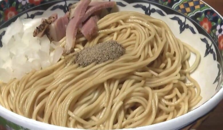 ラーメン店で「替え玉」ならぬ「和え玉」が人気　麺にタレや具材を絡めて提供…フードロス削減や客単価アップも｜FNNプライムオンライン