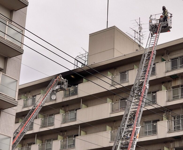 【速報】「ドンという音が…」札幌市内で”マンション火災”…7階の部屋に住む70代男性が搬送 北海道札幌市北区｜FNNプライムオンライン