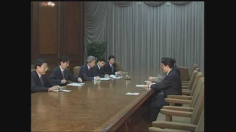 日朝首脳会談にのぞむ小泉首相(当時)と安倍官房長官(当時)