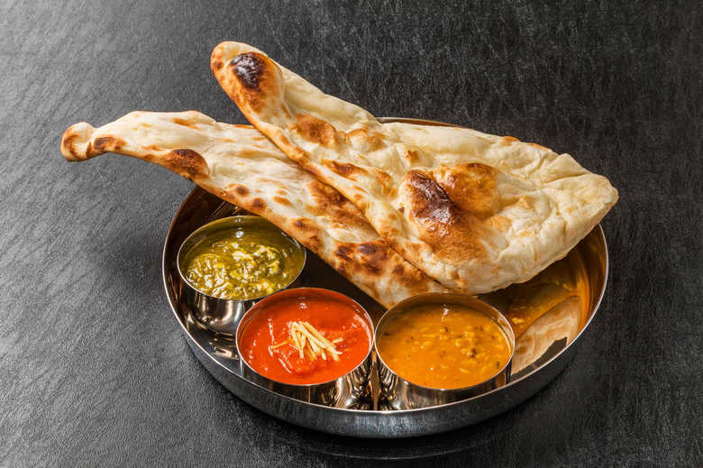 日本のカレーはコメだが、インドカレーはナンを食べる(画像はイメージ)