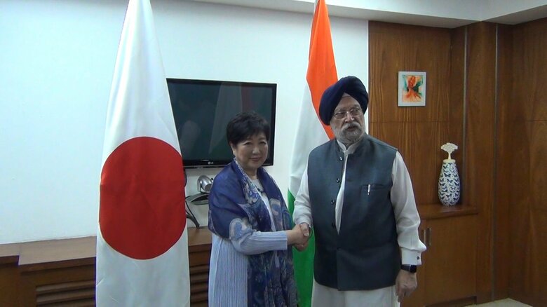 インドのプリ住宅・都市大臣(右)と会談した小池知事