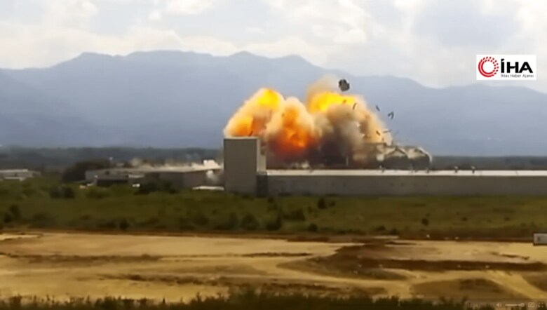 パスタ工場が大爆発する瞬間（15日・トルコ北西部）（5）