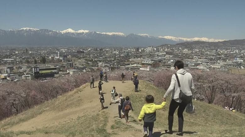 山頂からは松本平を一望（2019年取材）