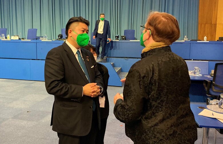 質問を受ける篠田キャスター