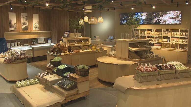 1階の「SUZAKA蔵」に入る店舗