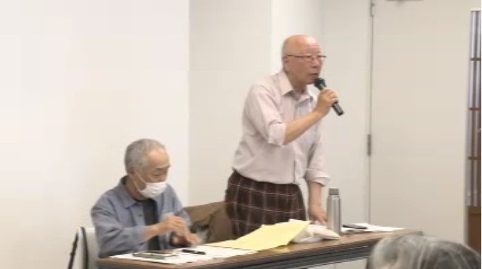 市民団体の会議で話をする鈴木さん