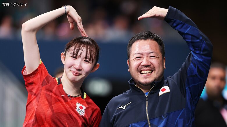 写真右：満面の笑顔で応援をする姿が話題となっていた石田コーチ