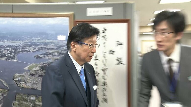 会見の最後に「6月の県議会をもってこの職を辞そうと思います」と突然表明し、会見場所を後にした