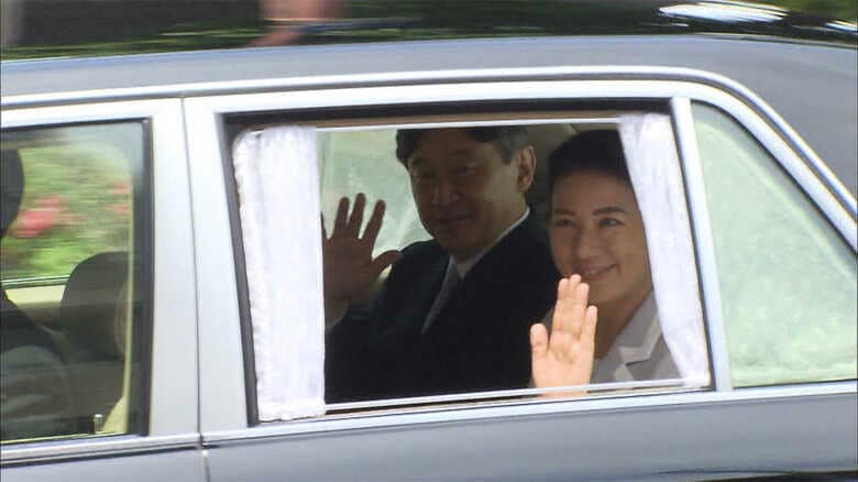 愛知県内を移動する車中から手を振られる両陛下