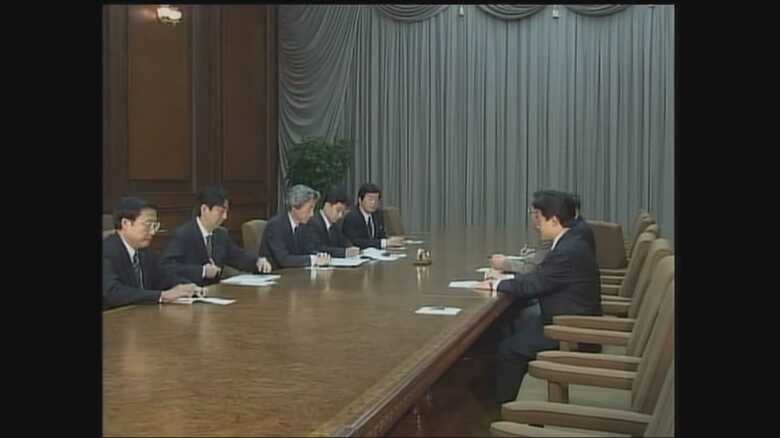 日朝首脳会談にのぞむ小泉首相（当時）と安倍官房長官（当時）