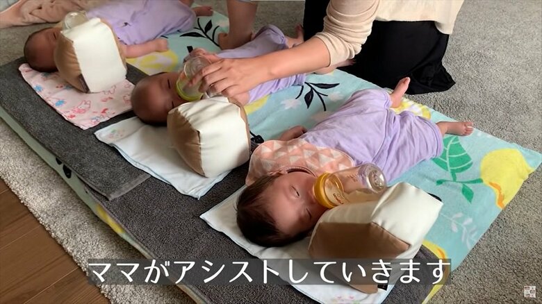 飲み終わりになると哺乳瓶を傾けてアシストしてあげる