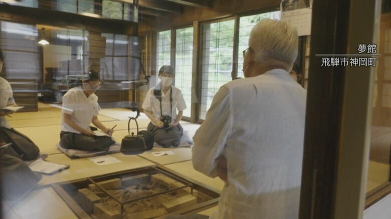 岐阜・飛騨市神岡町の住民に取材する富士高校新聞部