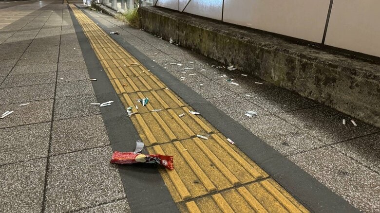 駅周辺には大量の吸い殻や空き缶などのゴミが散乱