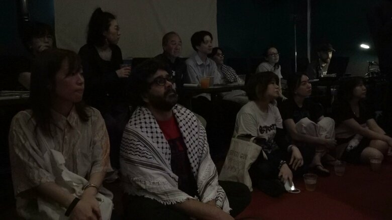 ひまわりのステージを見つめる観客たち