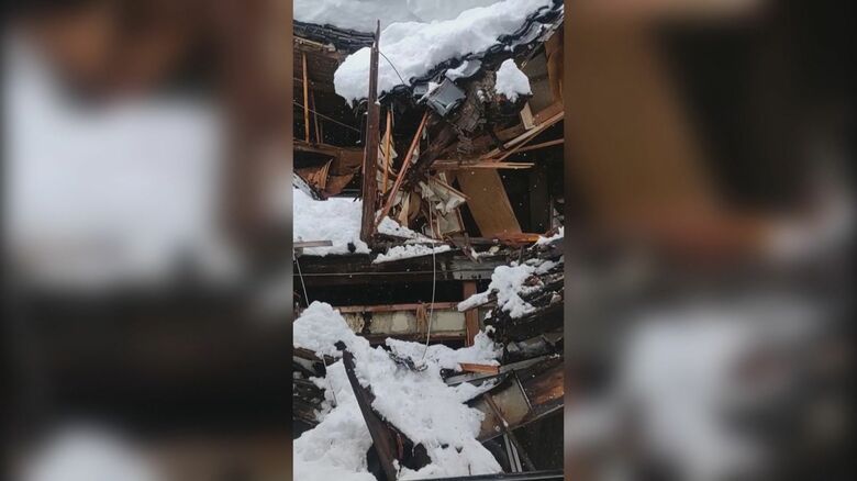長岡市 雪の重みで空き家が倒壊（視聴者撮影）