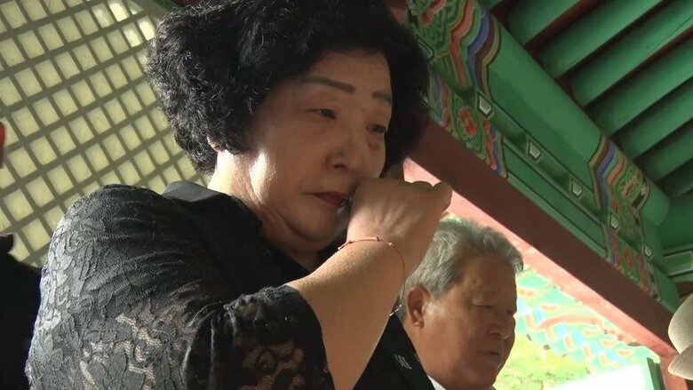 両親の位牌を前に涙ぐむ韓さん　8月6日・陜川
