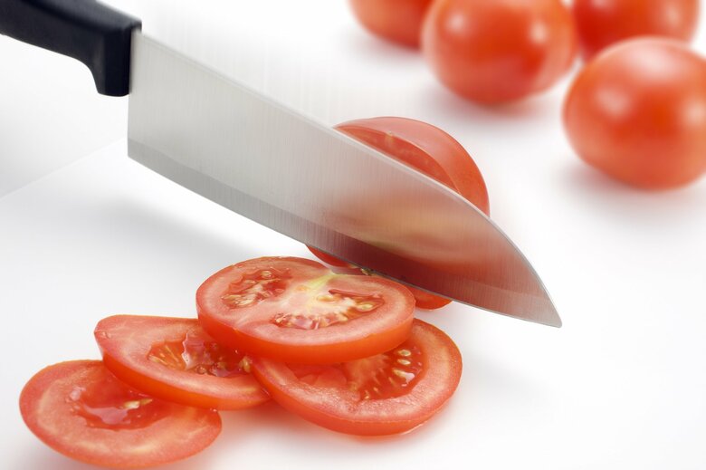 切れ味のいい包丁で切ったトマトは味も良くなるという（画像はイメージ）