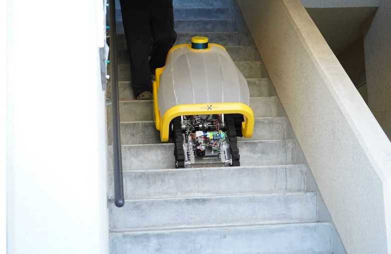 階段を上り下りできる「ごみ出しロボット」の実証実験…高齢者の負担軽減へ今後の課題を聞いた